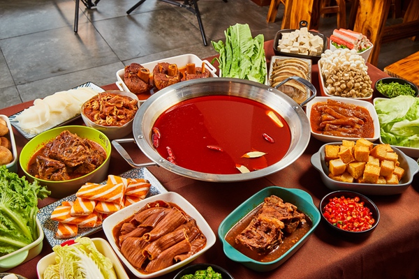 俏哥老式炒鸡大盆骨总店电话：加盟区域总代理费用多少钱？