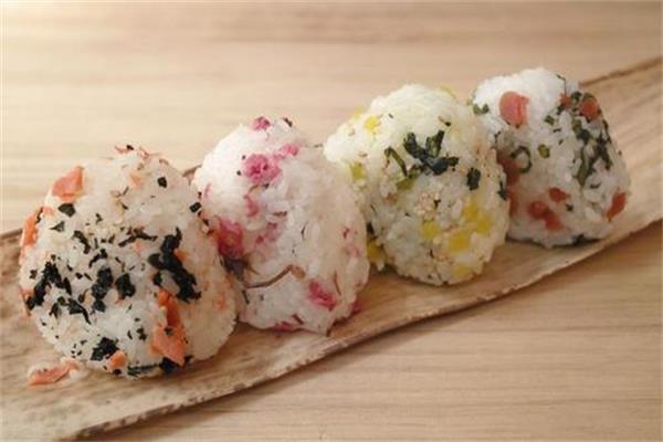 一捧手造饭团加盟代理挣钱吗?总投资费用大概多少钱?(图2)