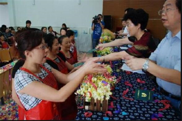巾帼月嫂加盟费多少钱_巾帼月嫂加盟电话(图1)