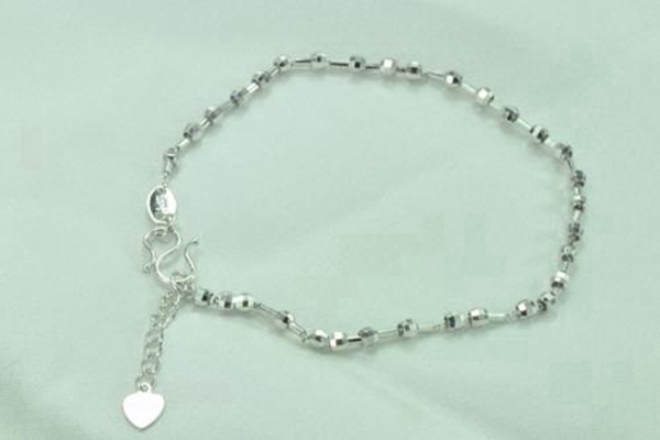 稻草人饰品加盟需要多少费用(图1) 稻草人饰品加盟需要多少费用(图1)