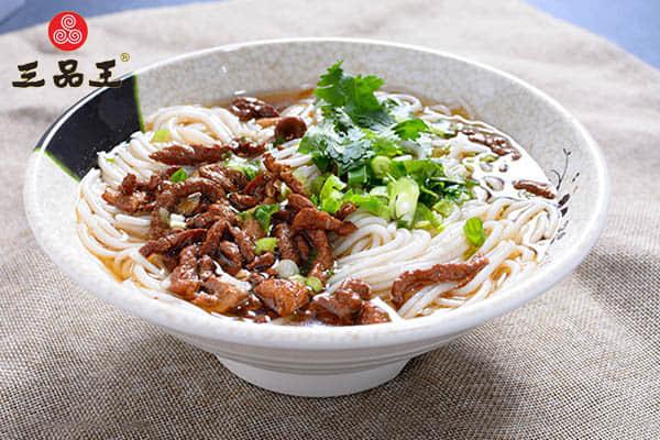 三品王原汤牛肉粉加盟费多少钱？一线城市开店需要准备19万元(图1)