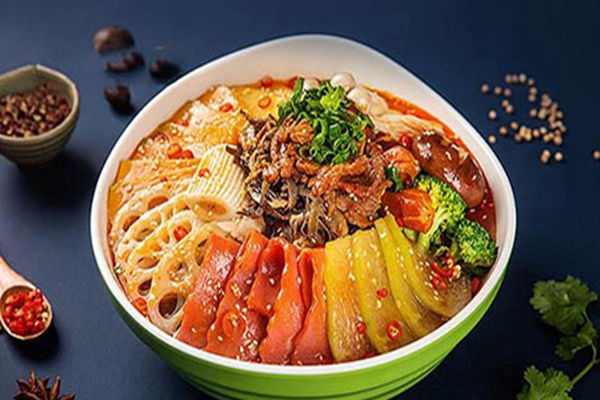 小洞天麻辣烫的加盟前景怎么样？一天的利润可达5W!(图1)