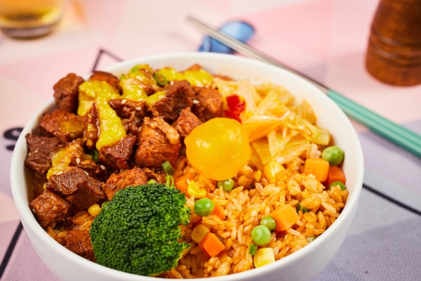 上瘾牛油拌饭加盟费用大约需要多少钱,6开店2个月利润翻倍(图2)