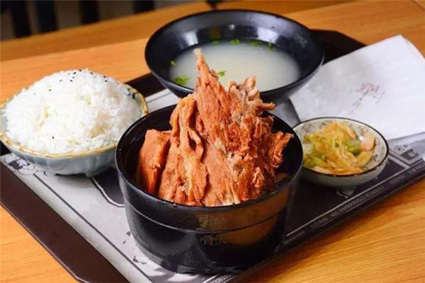犟骨头排骨饭加盟费贵吗