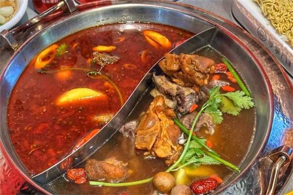 季掌门牛骨火锅店加盟公司总部400电话：季掌门牛骨火锅加盟费多少钱？