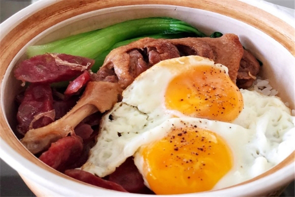 香他她煲仔饭官网：探索沉浸在美食的世界(图1)