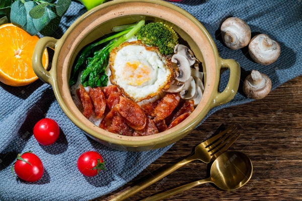 官网：曹小曹煲仔饭与酸菜小鱼加盟条件(图2)