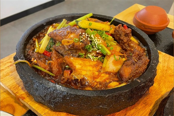 石锅日记石锅菜加盟费多少钱？石锅日记石锅菜加盟总部电话