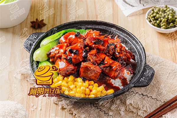 阿明煲仔饭加盟官网唯一400热线电话：阿明煲仔饭加盟费用及条件